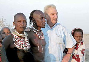 Feu le père Bolle avec des membres de l’ethnie Wataturu. Egalement des filles de ce groupe ont pu aller à l’école grâce au père. © Bollé Bollé