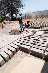 De betonblokken worden ter plaatse geproduceerd