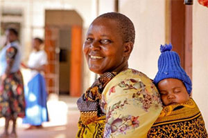 Een moeder bezoekt het hospitaal van Mwanzugi