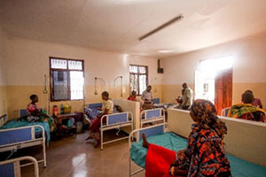 De ziekenboeg voor vrouwen in het hospitaal van Mwanzugi