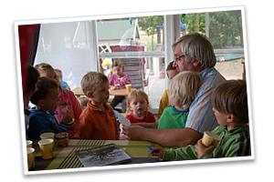 Rube, een jongen van 5 jaar, deelt zijn verjaardagsgeschenken met de kinderen van Igunga.