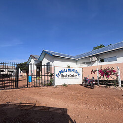 Ingang van het Fr. Bolle Memorial Health Center Mwanzugi 2024