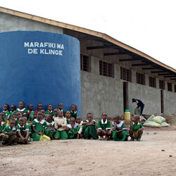 Op elke hoek van het schoolgebouw werden watertanks gebouwd 2008
